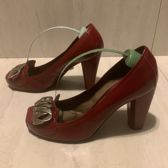 Kalliste Women's Red Classy Patent Front Buckle/Chain Pumps Size 9.5 - Picture 2 of 15